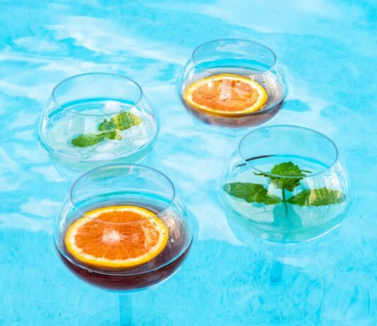 floating wine glasses for pool 18 oz set of 2 that float shatterproof poolside wine glasses floating cup beach glass out 1